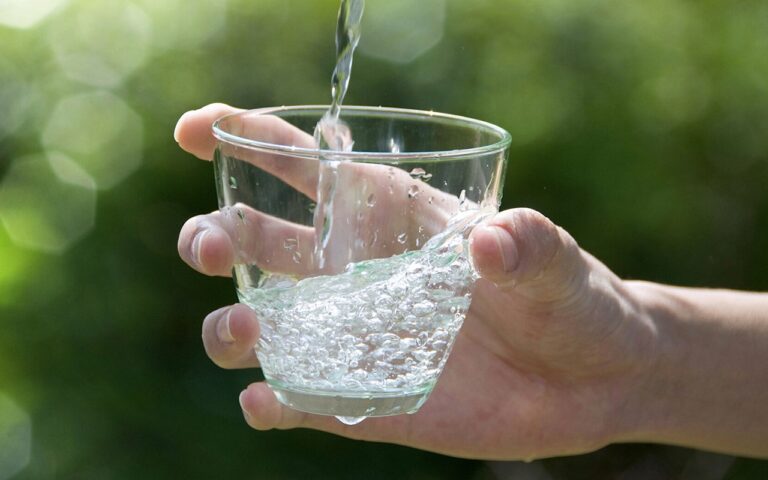 Обзор моделей фильтров для жёсткой воды от Аквафор Стакан с водой