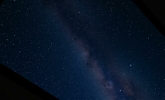 Натяжной потолок «Звездное небо»: как создать атмосферу космоса у себя дома